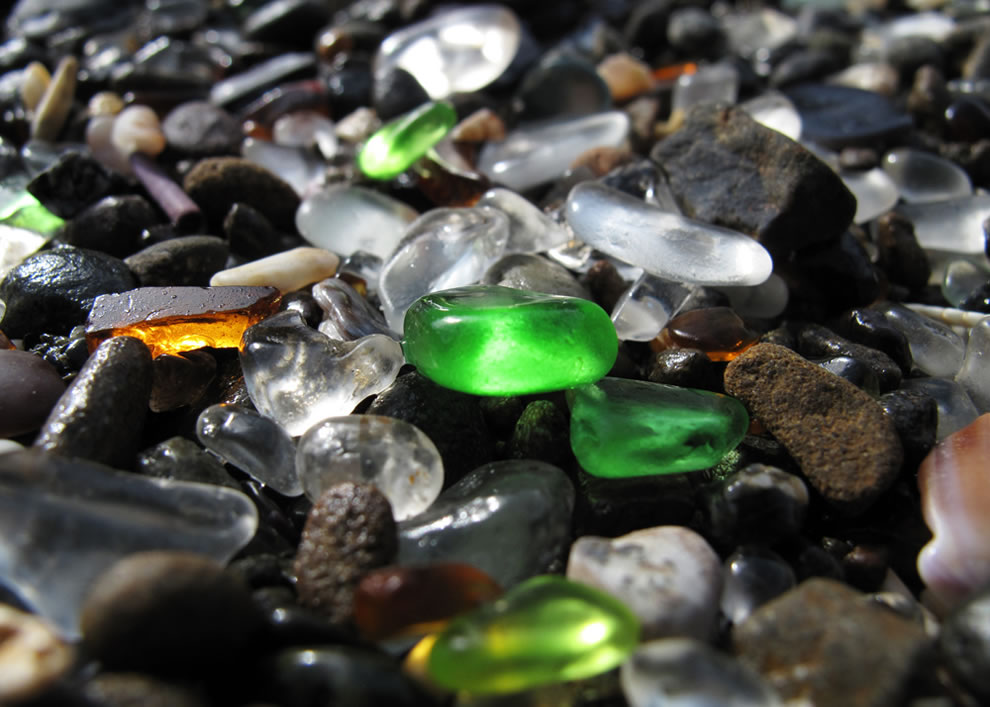 صور شاطئ الزجاج ، أجمل شواطئ العالم2012 Glass-and-rocks-on-Glass-Beach-in-Fort-Bragg-CA