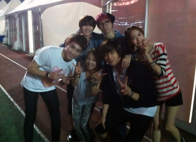 {120818} HyoYeon, YoonA Selca w/ YunHo, TaeMin, Key & Shim JaeWon — SMTOWN Seúl.  A06EnmDCIAAfUB2