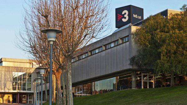 Los trabajadores de TV3 denuncian el reparto de cargos entre políticos separatistas  Tv3-edifici