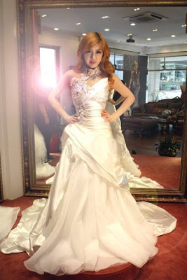 (31.08]Bom (2NE1) en robe de marié [Photos] 20110831_parkbom