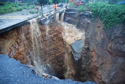 2010 - Voragini nel mondo - Pagina 5 Sinkhole2