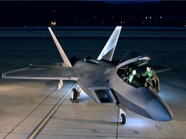 Verlegung einer F-22 Staffel als Signal an den Iran   F22Raptor