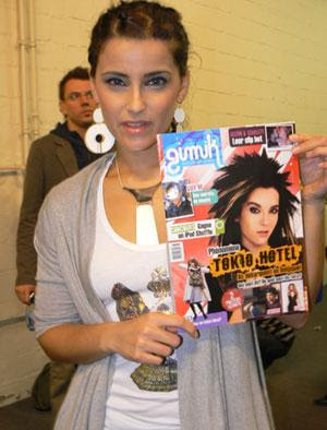 Nelly furtado con un poster de tokio hotel! E0d1928820_10042963_o2