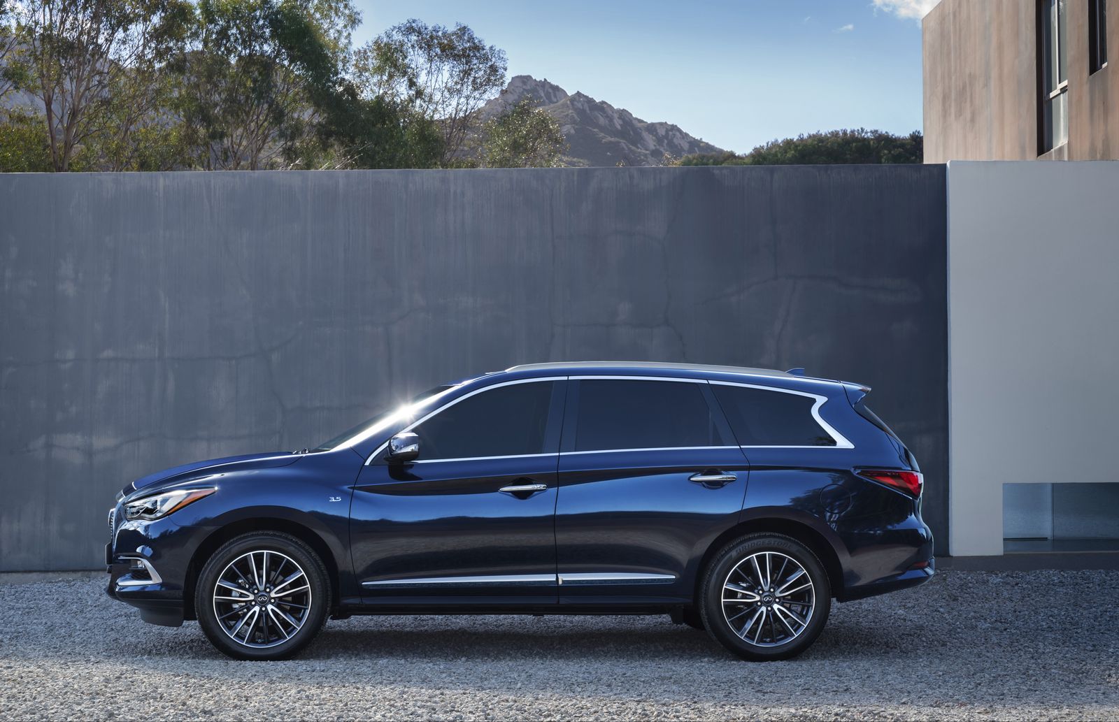 Anciennement JX35, le QX60 actuellement connu était dévoilé il y a trois ans à l’occasion du salon de New-York 2016_Infiniti_QX60_03