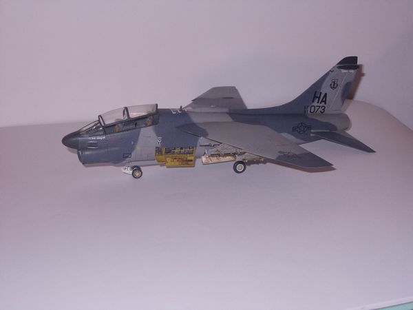  A7K Corsair II 1/72 - Hobby Boss. Tn_DSCN1024