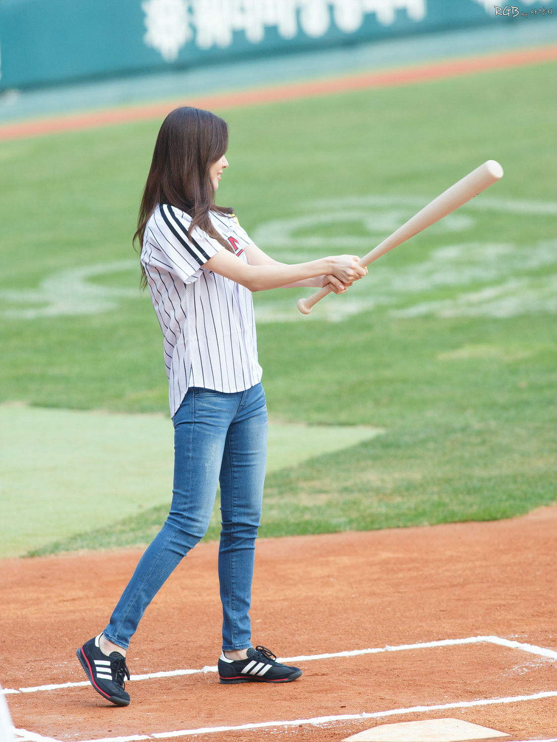 [PIC][27-08-2013]TaeYeon và SeoHyun ném bóng mở màn cho trận đấu bóng chày tại SVĐ Jamsil vào chiều nay MENG0147