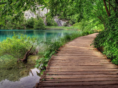 سحر الطبيعة جولة سياحية داخل حديقة بليتفيتش الوطنية في كرواتيا .♥ Plitvice-NP-walkway