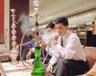 هل صحيح أن الشيشة تسبب الكرش؟  Hookah