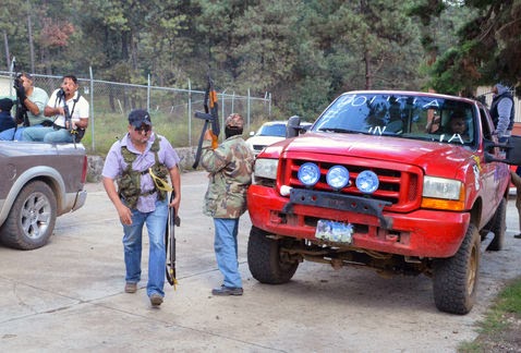 Video: "Templarios', detrás de emboscada: Autodefensas Autodefensas-instalado-barricadas-revision-informaron_MILIMA20131127_0309_8