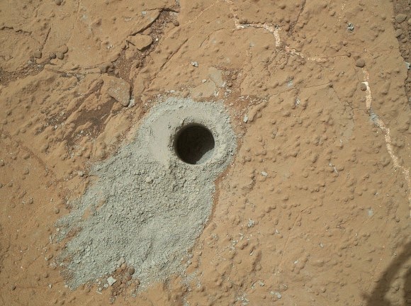 Bolas de fuego - METEORITOS - Página 10 Hole-drilled-by-curiosity1-580x432