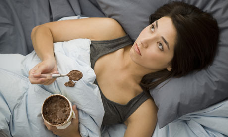 مكان تناول الطعام يساعد في خسارة الوزن بشكل أسرع Should-i-eat-in-bed