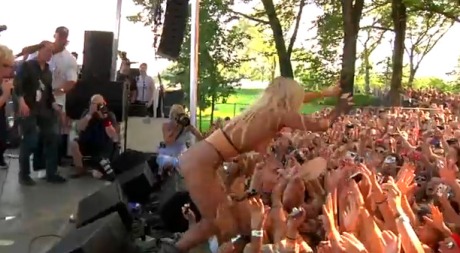 Lady Gaga se scufundă în mulţime la Lollapalooza! Lady-Gaga-Almost-Naked-Dive