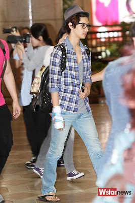 [28.07]Kim Hyun Joong & TVXQ quittent le japon [Photos] 20110728_changmin_tvxq_airport_2