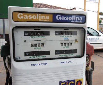 (MOTOR): O fim da gasolina comum - Toda gasolina será aditivada em 2014 Bomba-de-gasolina