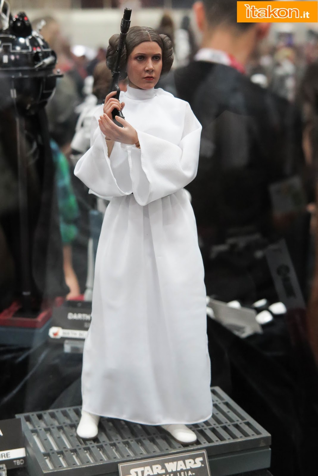 [Hot Toys] Star Wars: Episode IV - Princess Leia Organa 1/6 Scale Hot-toys-sdcc-2015-4