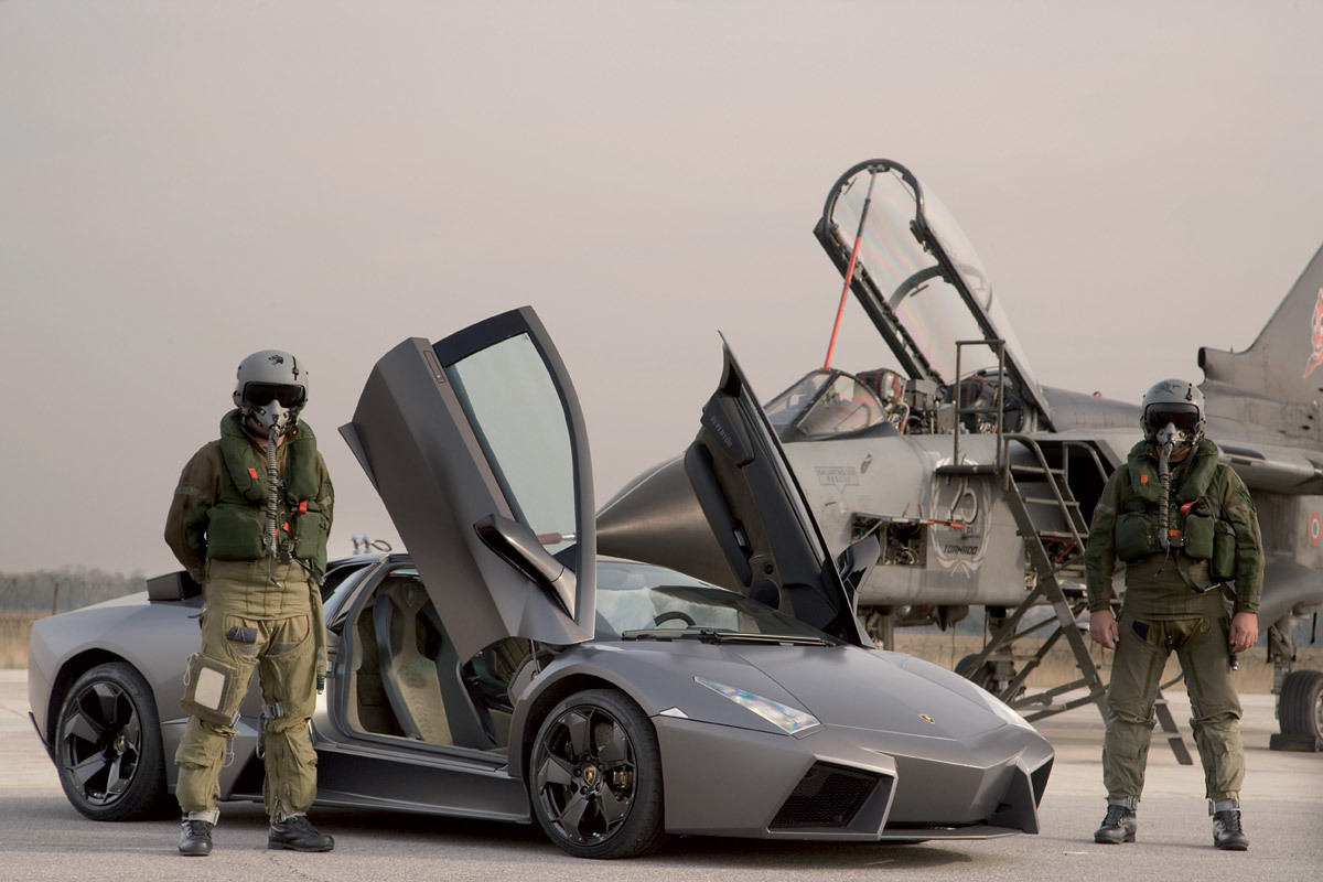 تصميم سيارة على شكل مقاتلة Lamborghini-reventon-vs-tornado-jetfighter11