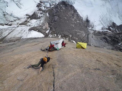 المتسلقون المغامرون 228132%252Cxcitefun-how-climbers-spend-night-on-the-cliff-9