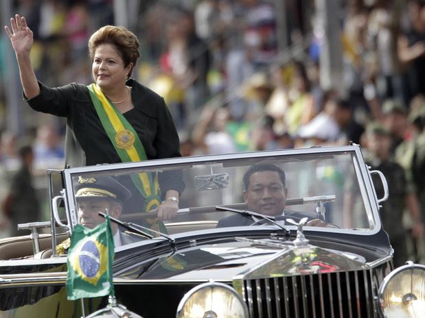 Desvejam Dilma-desfila-carro-aberto-rtr-1