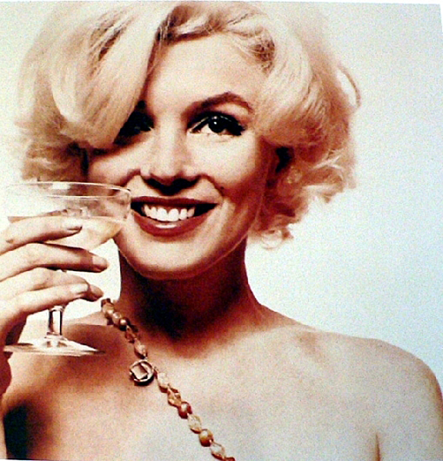 ¿Quien era mas guapa Marilyn Monroe o Sofia Loren? Bert-stern-the-last-sitting-marilyn-monroe-here-s-to-you