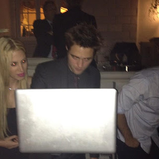 Robsten - Imagenes/Videos de Paparazzi / Estudio/ Eventos etc. - Página 8 Dj1