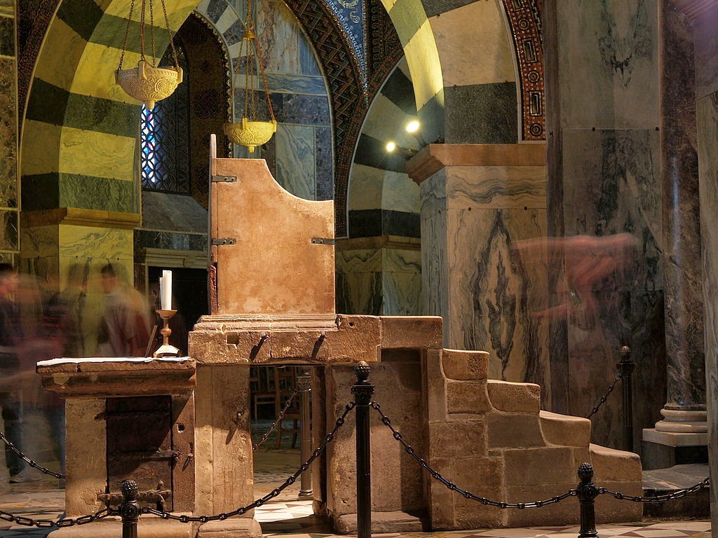 El Trono de piedra de Carlomagno  Aachen_Cathedral_Karlsthron_02