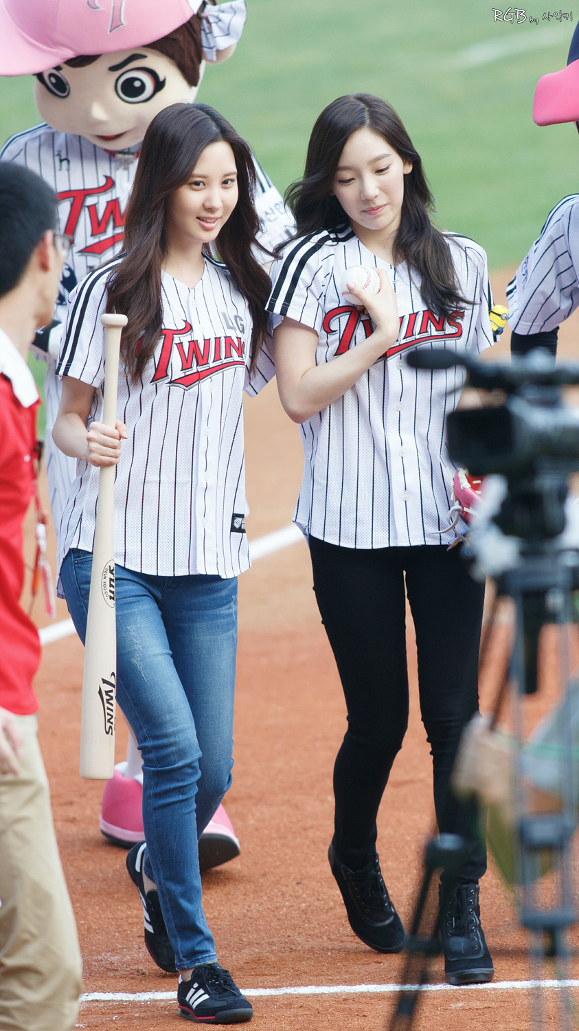 [PIC][27-08-2013]TaeYeon và SeoHyun ném bóng mở màn cho trận đấu bóng chày tại SVĐ Jamsil vào chiều nay MENG0176