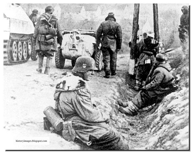 صور نادرة  لفرقة وافين اس اس الالمانية  Waffen-ss-soldiers-kharkov-volkswagen-type-166