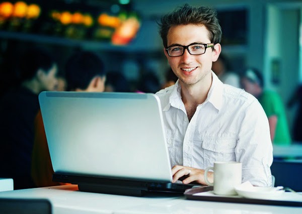  4 طرق للإطالة في عمر بطارية الحاسوب المحمول أثناء استخدامه  Man-with-Glasses-and-Laptop