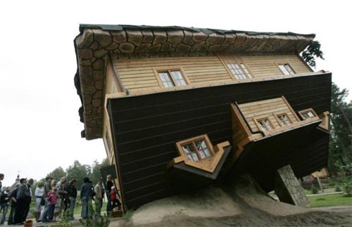 بيت في هولندا على شكل مقلوب..... Unique-upside-down-house-in-poland