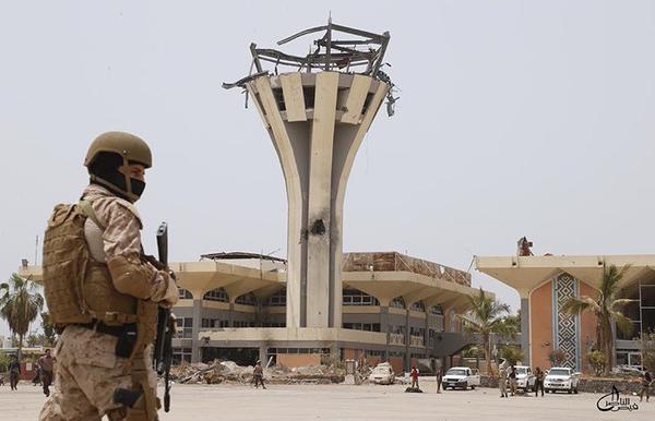 الحوثيون يواصلون تراجعهم في عدن وقوات هادي تُسيطر بعد المطار على الميناء Photos%2Bof%2BSaudi%2Btroops%2Bat%2BAdens%2Bairport%252C%2BYemen%2B7