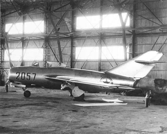 Pilotos Desertores del Pacto de Varsovia y sus Aliados Árabes y Asiáticos  743px-MiG-15bis_in_hangar_at_Kimpo_AB_21_Sept_1953