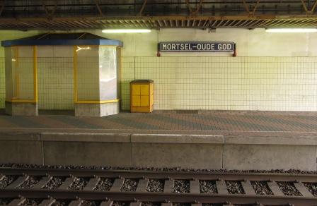 Video d'un tren amb portes obertes a Bèlgica Mortsel%2BOude%2BGod