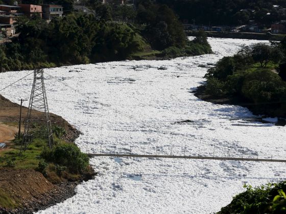 Brésil: INCROYABLE, Une mousse épaisse de pollution recouvre entierement le fleuve Tietê au nord-ouest de Sao Paulo Tiet%25C3%25AA