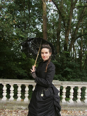 [Costume] Une tournure victorienne de deuil pour Halloween en vue d'un shooting PM! :) - Page 2 13891_611017092281752_241479317_n