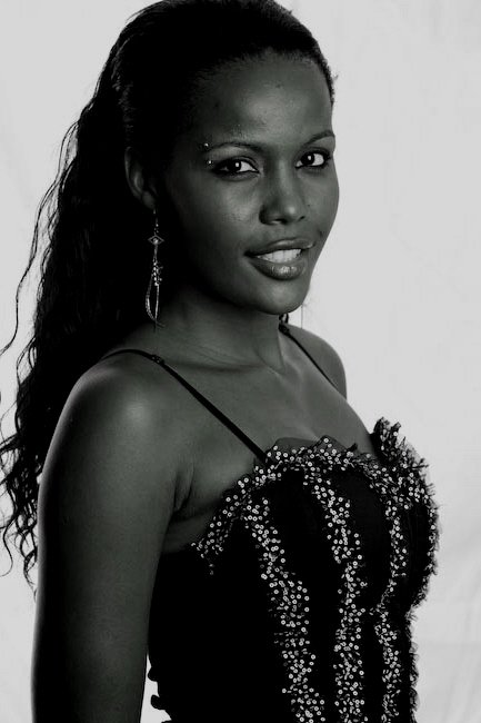 Những thí sinh đầu tiên của Miss World 2012 2011angola4