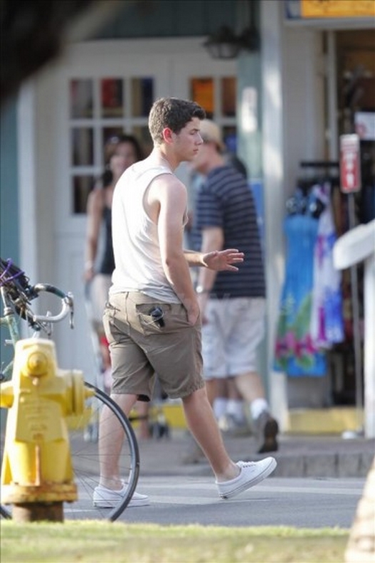 Jonas Brothers: Candids&Noticias > 5 Nick-joe-hawaii-006