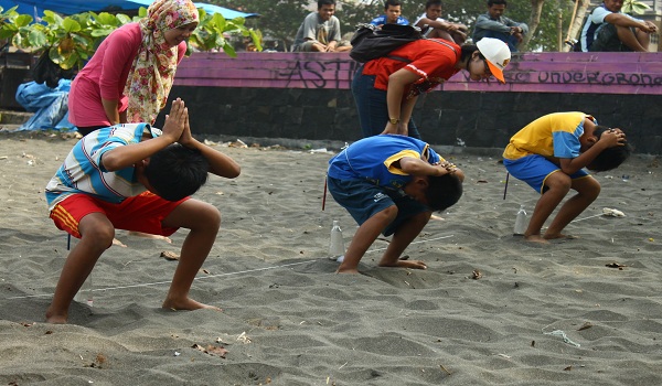 21 Jenis Lomba 17 Agustus-an Paling Unik, Lucu, dan Gokil Lomba%2BMasukkan%2BPensil