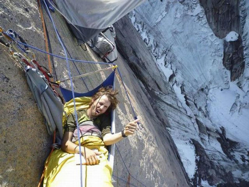  كيف يبيت متسلقو الجبال ليلتهم .. جنون حقيقي  How Climbers Spend Night on The Cliff  crazy stuff  228134%252Cxcitefun-how-climbers-spend-night-on-the-cliff-7