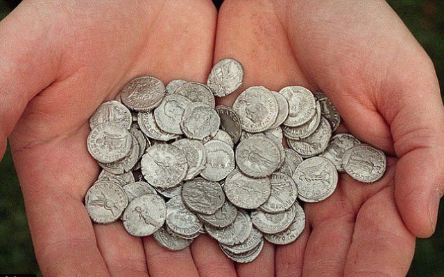 العثور على كنز من العملات الأثرية في بريطانيا‎ A Treasure Of Ancient Coins Found In Britain Treasure_found_after_decades_search-British_640_03