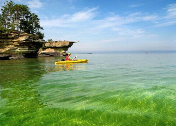 تخيل أنك تعيش هناك Beautiful_turnip_rock_lake_huron2