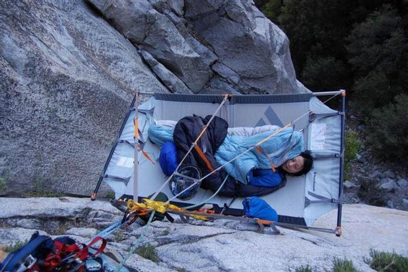  كيف يبيت متسلقو الجبال ليلتهم .. جنون حقيقي  How Climbers Spend Night on The Cliff  crazy stuff  228138%252Cxcitefun-how-climbers-spend-night-on-the-cliff-3