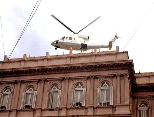 Venden memoria en un local del Once - Página 21 De-La-Rua-es-sacado-de-la-casa-rosada-en-helicoptero