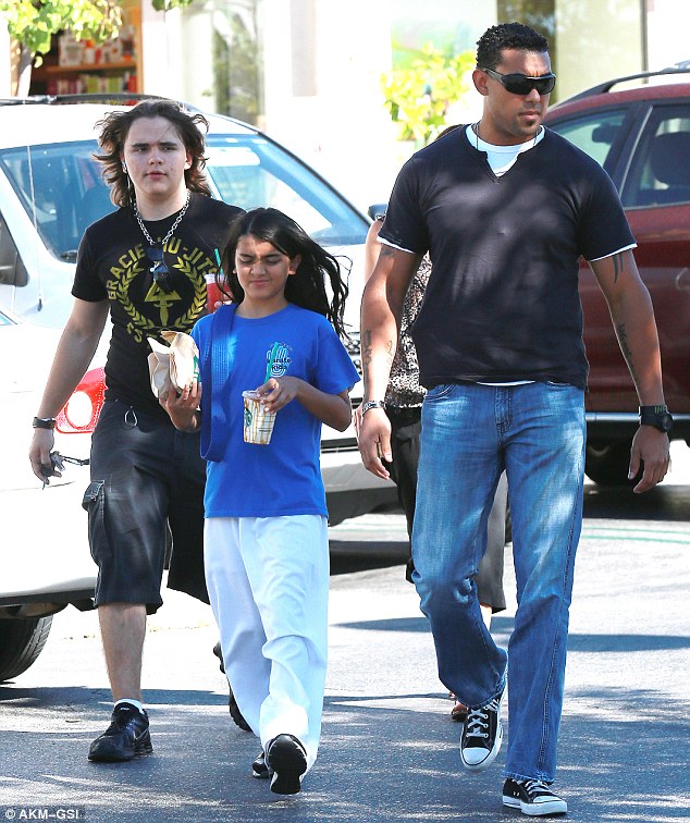 Prince e Blanket Jackson são vistos no Starbucks após aula de karatê Article-2366471-1AD8B91E000005DC-690_634x756