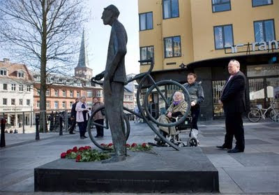 Bicikl kao spomenik , skulptura ili fenomen Bernhardtjensen-statue-jda