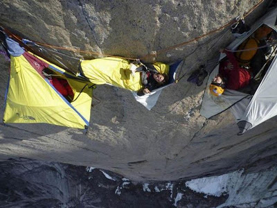 المتسلقون المغامرون 228133%252Cxcitefun-how-climbers-spend-night-on-the-cliff-8