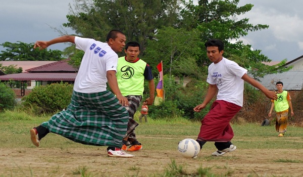 21 Jenis Lomba 17 Agustus-an Paling Unik, Lucu, dan Gokil Lomba%2BSepakbola%2BSarung