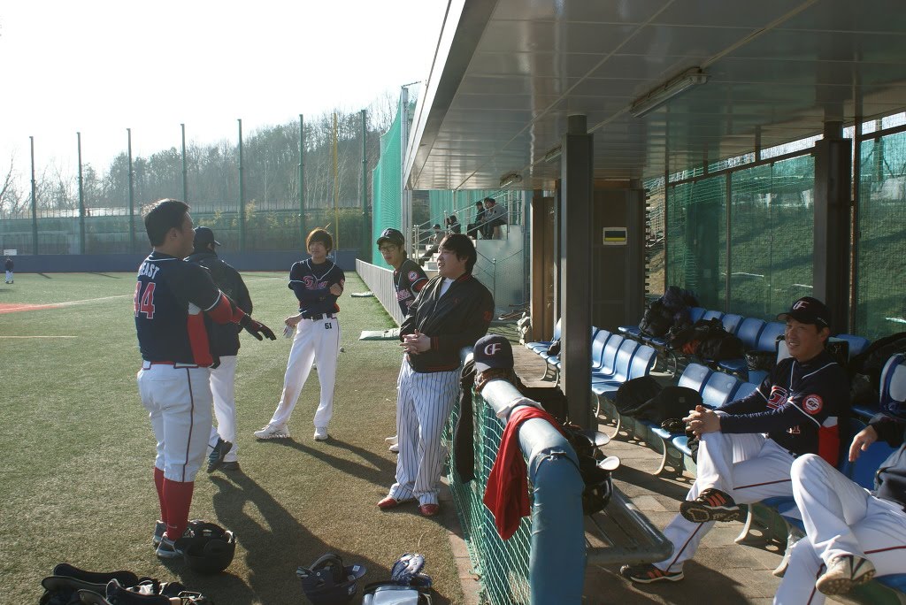 Kyu Jong jugando  al béisbol  1302531146_DSC02707