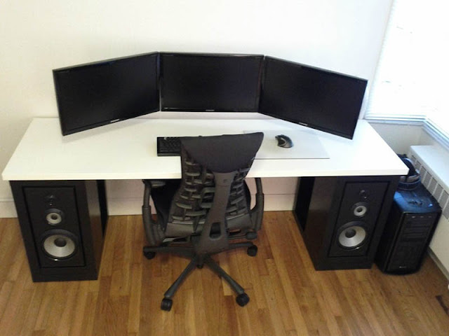 محطات الكمبيوتر Three-monitor-computer-station-set-up-mounted-1