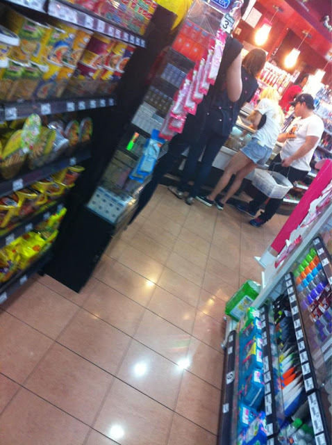 (FANTAKEN) Hyoyeon en la tienda >.< 121123hyo3