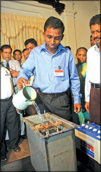 தண்ணீரில் இயங்கும்  கார் இலங்கை வாலிபர் சாதனை ! Thushara-priyamal-edirisinghe-with-his-invention